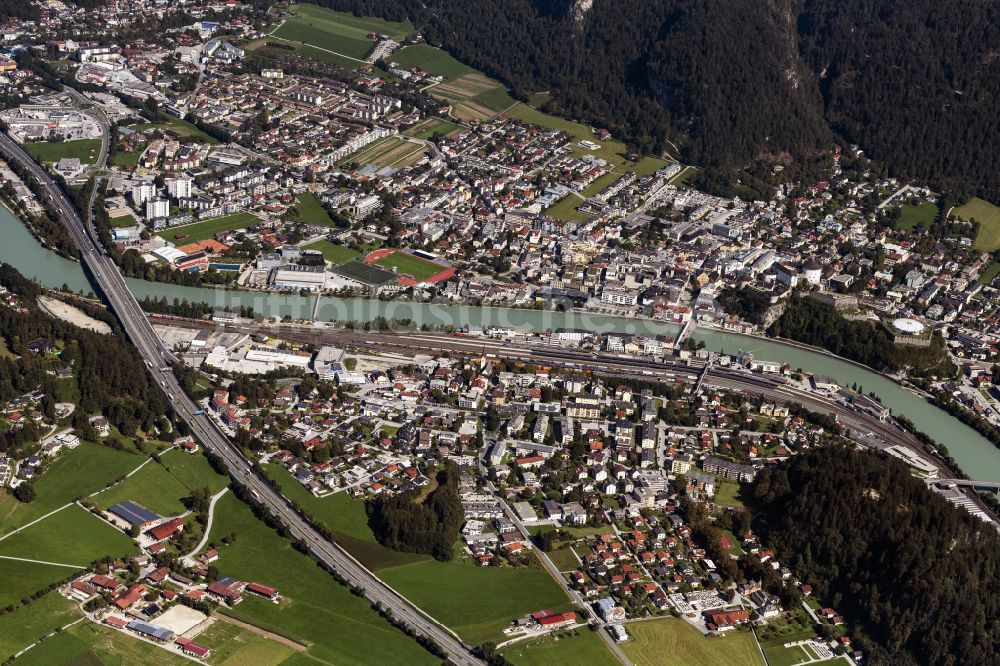 Luftaufnahme Kufstein - Stadtansicht am Ufer des Flußverlaufes des Inn in Kufstein in Tirol, Österreich