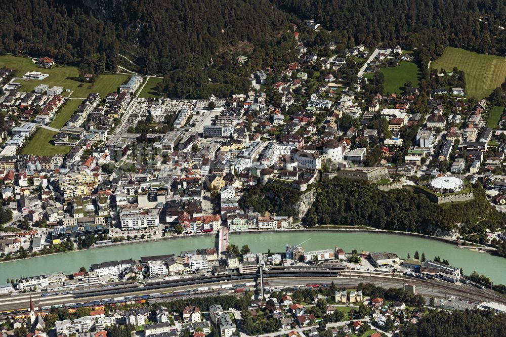 Kufstein von oben - Stadtansicht am Ufer des Flußverlaufes des Inn in Kufstein in Tirol, Österreich