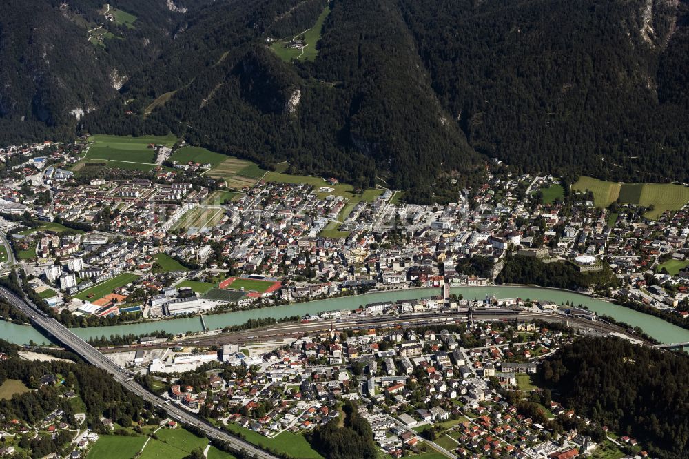 Kufstein aus der Vogelperspektive: Stadtansicht am Ufer des Flußverlaufes des Inn in Kufstein in Tirol, Österreich