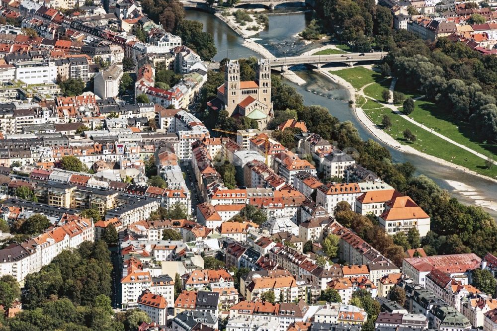 Luftbild München - Stadtansicht am Ufer des Flußverlaufes der Isar mit Blick auf das Glockenbachviertel und die St. Maximilian Kirche in München im Bundesland Bayern, Deutschland
