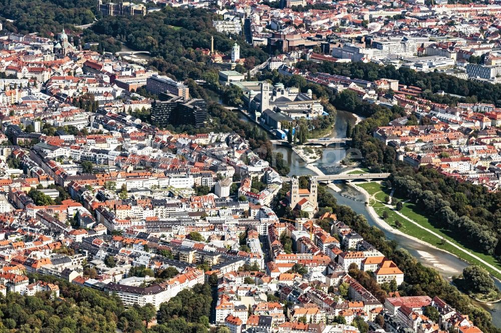 München aus der Vogelperspektive: Stadtansicht am Ufer des Flußverlaufes der Isar in München im Bundesland Bayern, Deutschland