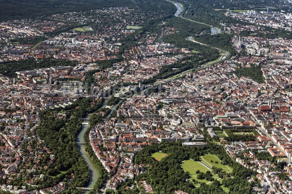Luftbild München - Stadtansicht am Ufer des Flußverlaufes der Isar in München im Bundesland Bayern, Deutschland
