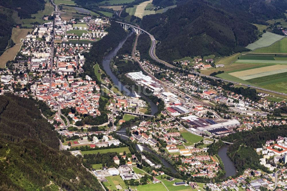 Judenburg von oben - Stadtansicht am Ufer des Flußverlaufes in Judenburg in Steiermark, Österreich