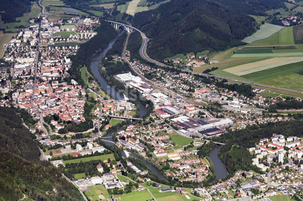 Luftbild Judenburg - Stadtansicht am Ufer des Flußverlaufes in Judenburg in Steiermark, Österreich