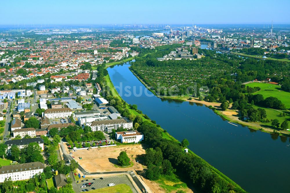 Bremen von oben - Stadtansicht am Ufer des Flussverlaufes Kleine Weser in Bremen, Deutschland
