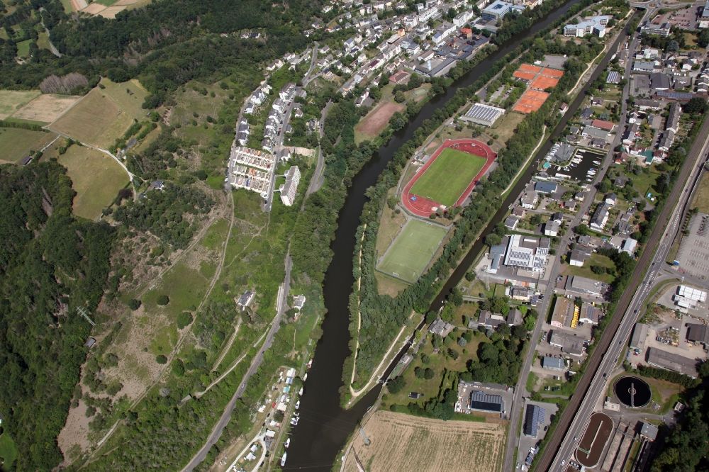 Luftaufnahme Bad Ems - Stadtansicht am Ufer des Flußverlaufes der Lahn in Bad Ems im Bundesland Rheinland-Pfalz, Deutschland