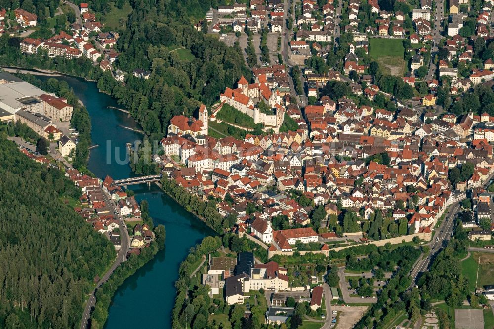 Luftaufnahme Füssen - Stadtansicht am Ufer des Flußverlaufes der Lech in Füssen im Bundesland Bayern, Deutschland