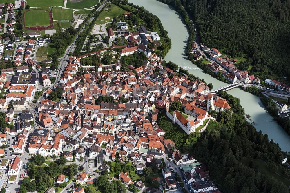 Füssen aus der Vogelperspektive: Stadtansicht am Ufer des Flußverlaufes der Lech in Füssen im Bundesland Bayern, Deutschland