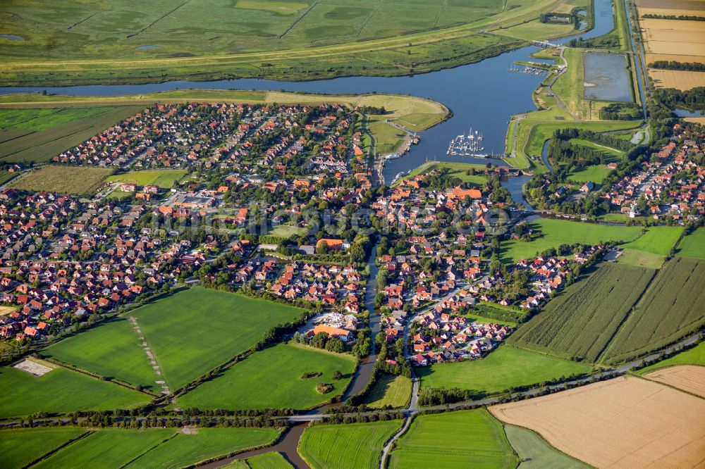 Luftbild Greetsiel - Stadtansicht am Ufer des Flußverlaufes Leyhörner Sieltief - Silzufluss - Störtebekerkanal in Greetsiel im Bundesland Niedersachsen, Deutschland