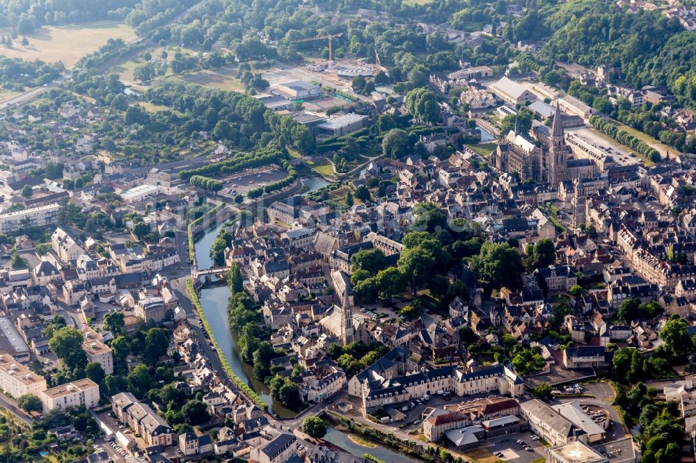 Vendôme aus der Vogelperspektive: Stadtansicht am Ufer des Flußverlaufes des Loir in Vendôme in Centre-Val de Loire, Frankreich