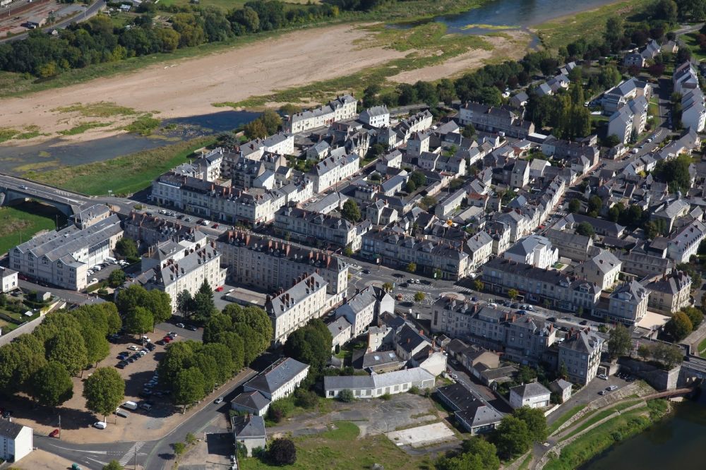 Luftbild Saumur - Stadtansicht am Ufer des Flußverlaufes der Loire in Saumur in Pays de la Loire, Frankreich