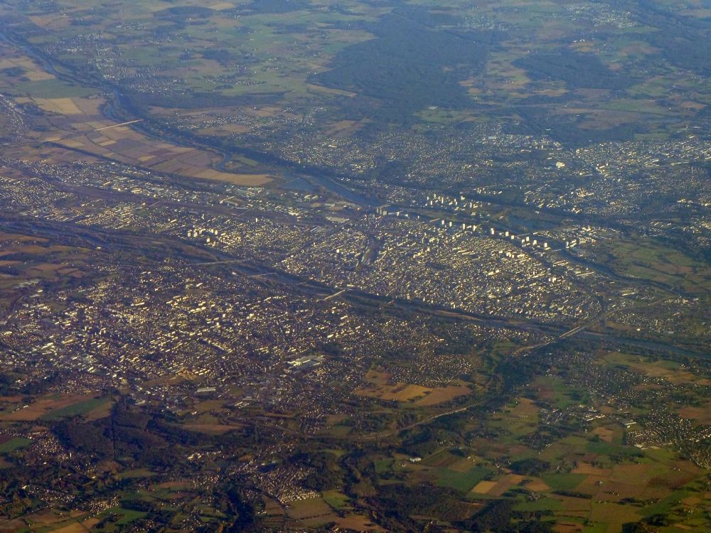 Luftaufnahme Tours - Stadtansicht am Ufer des Flußverlaufes der Loire in Tours in Centre-Val de Loire, Frankreich