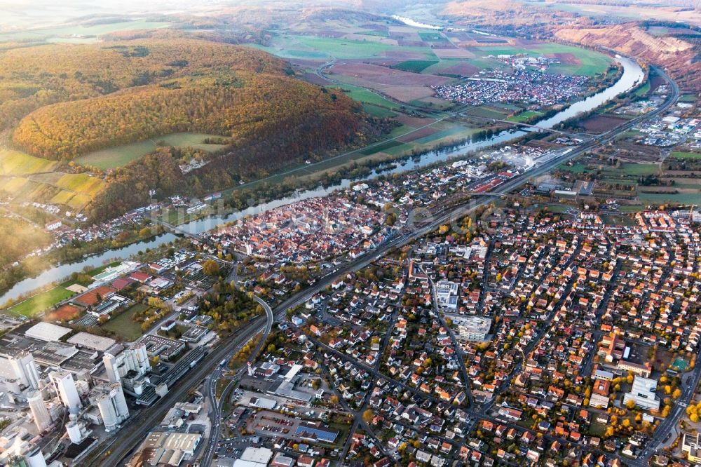 Karlstadt aus der Vogelperspektive: Stadtansicht am Ufer des Flußverlaufes des Main in Karlstadt im Bundesland Bayern, Deutschland