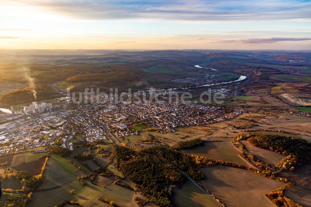 Luftaufnahme Karlstadt - Stadtansicht am Ufer des Flußverlaufes des Main in Karlstadt im Bundesland Bayern, Deutschland