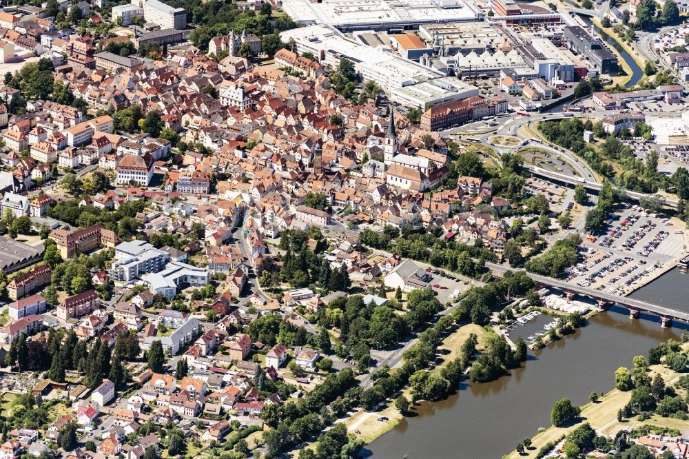 Luftaufnahme Lohr am Main - Stadtansicht am Ufer des Flußverlaufes des Main in Lohr am Main im Bundesland Bayern, Deutschland