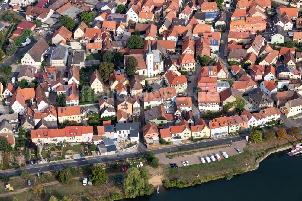 Luftaufnahme Obereisenheim - Stadtansicht am Ufer des Flußverlaufes des Main in Obereisenheim im Bundesland Bayern, Deutschland
