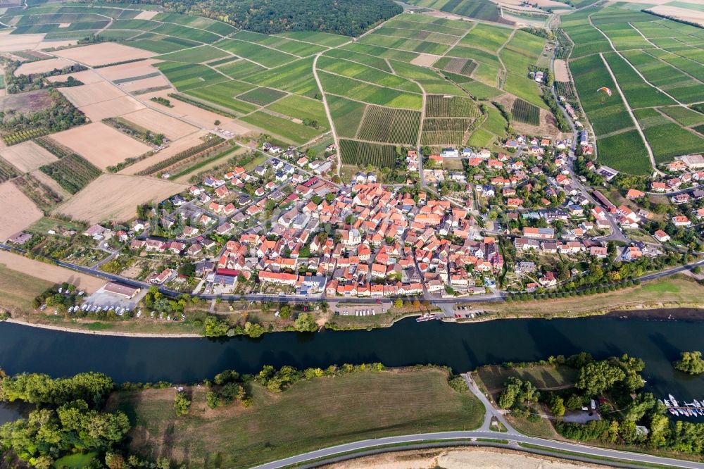 Obereisenheim von oben - Stadtansicht am Ufer des Flußverlaufes des Main in Obereisenheim im Bundesland Bayern, Deutschland