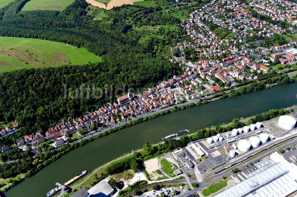 Oberzell von oben - Stadtansicht am Ufer des Flußverlaufes des Main in Oberzell im Bundesland Bayern, Deutschland