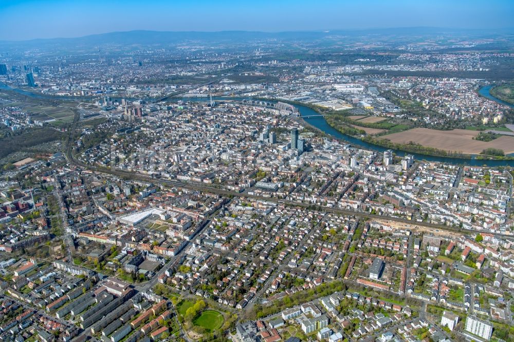Luftaufnahme Offenbach am Main - Stadtansicht am Ufer des Flußverlaufes des Main in Offenbach am Main im Bundesland Hessen, Deutschland