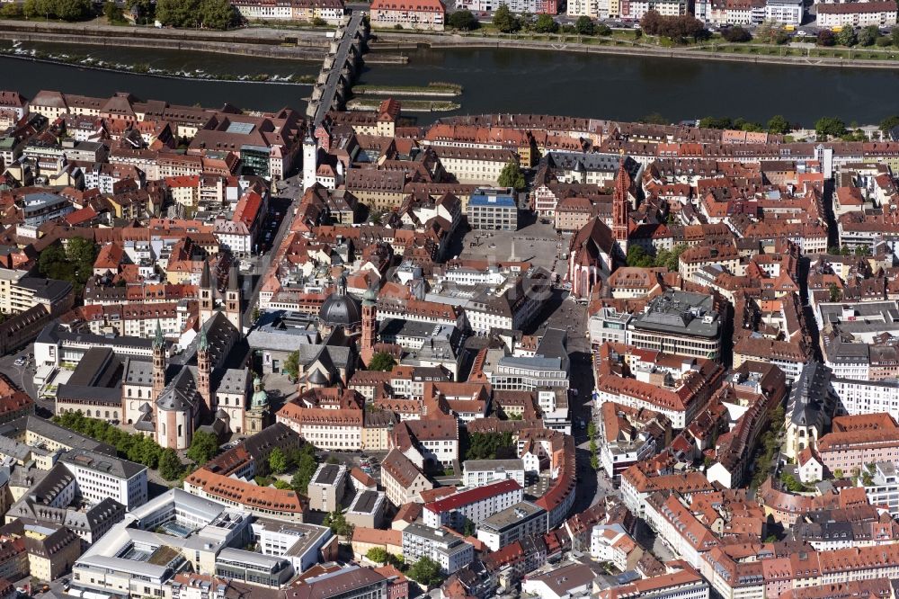 Würzburg von oben - Stadtansicht am Ufer des Flußverlaufes des Main im Ortsteil Altstadt in Würzburg im Bundesland Bayern, Deutschland