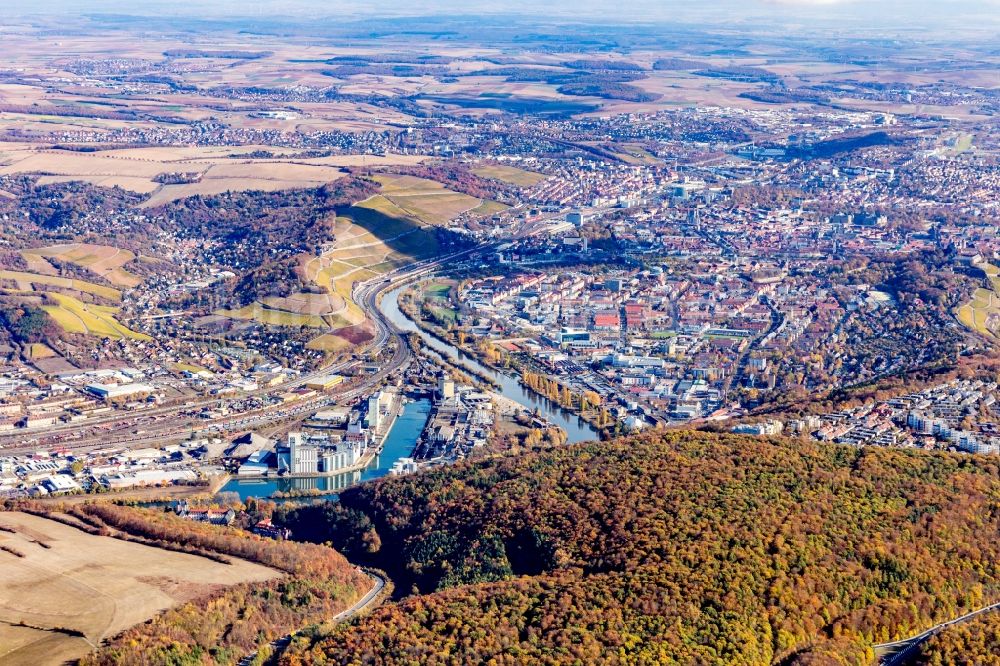 Würzburg von oben - Stadtansicht am Ufer des Flußverlaufes des Main im Ortsteil Zellerau in Würzburg im Bundesland Bayern, Deutschland