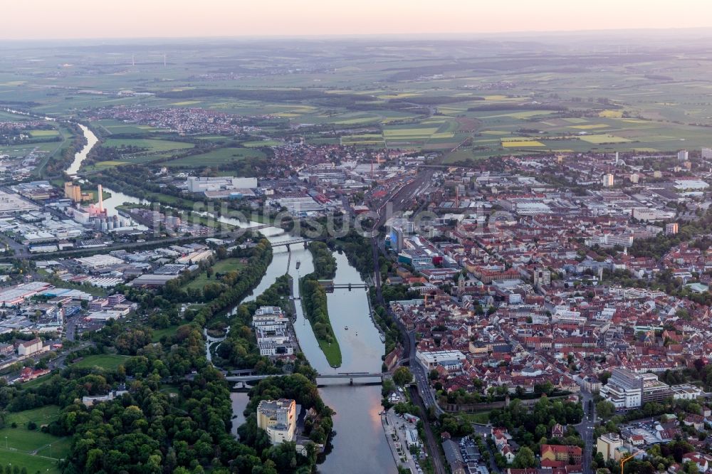 Luftbild Schweinfurt - Stadtansicht am Ufer des Flußverlaufes des Main in Schweinfurt im Bundesland Bayern, Deutschland