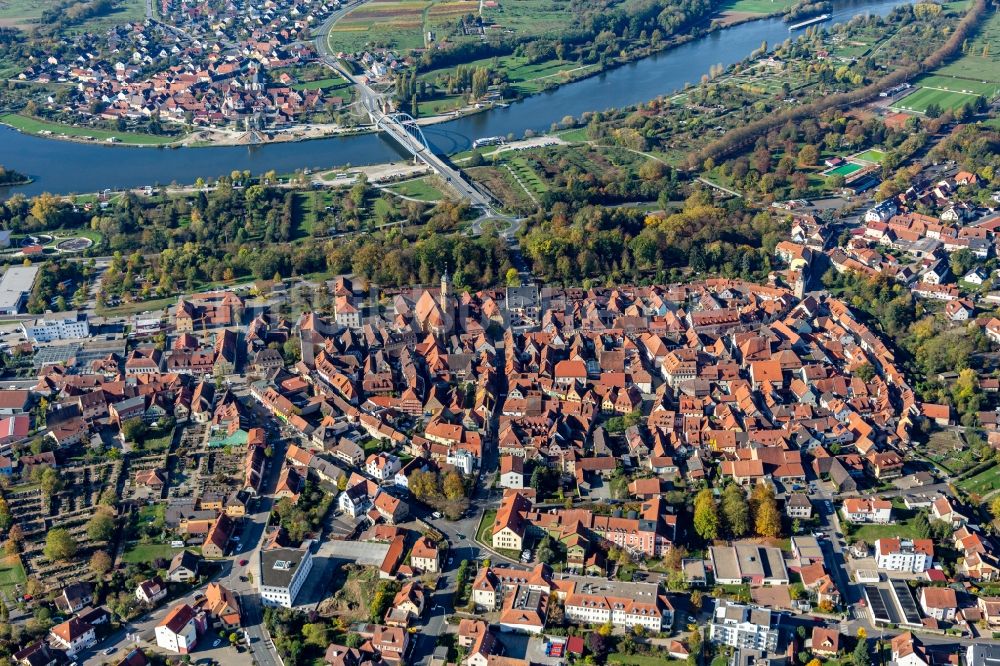 Volkach von oben - Stadtansicht am Ufer des Flußverlaufes des Main in Volkach im Bundesland Bayern, Deutschland