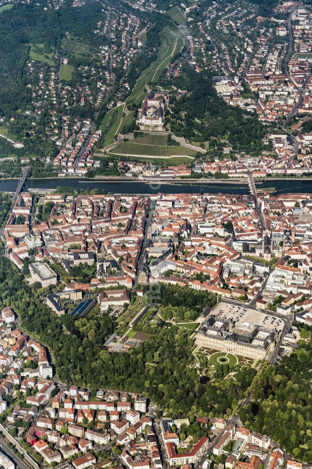 Luftaufnahme Würzburg - Stadtansicht am Ufer des Flußverlaufes Main in Würzburg im Bundesland Bayern, Deutschland