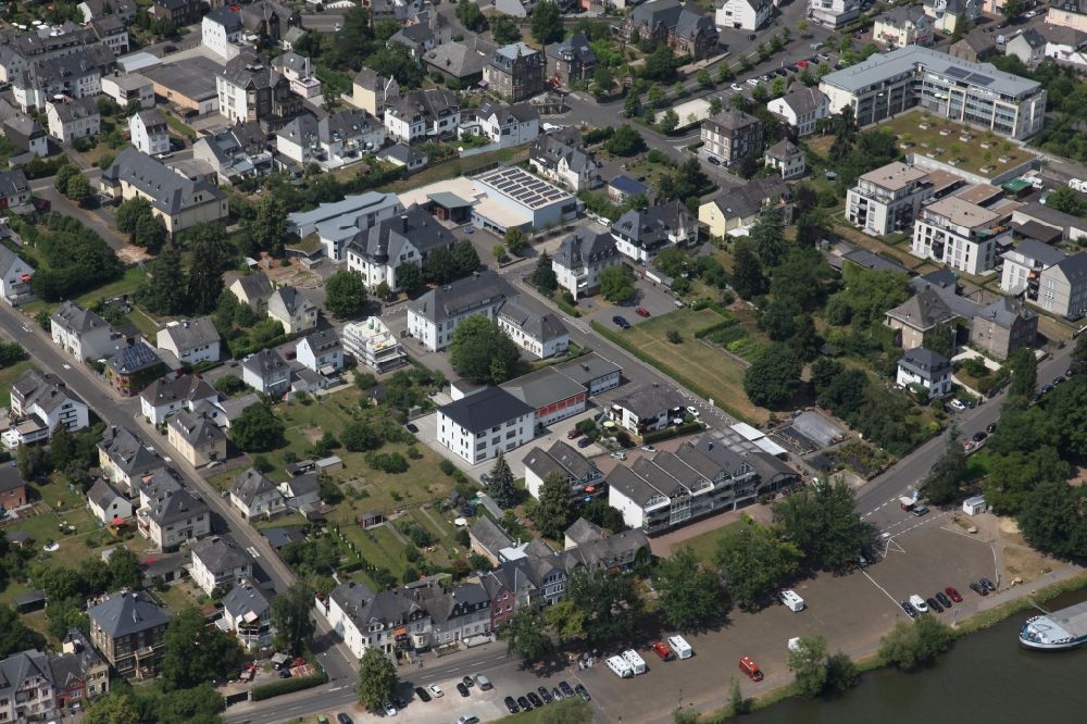 Luftaufnahme Bernkastel-Kues - Stadtansicht am Ufer des Flußverlaufes der Mosel in Bernkastel-Kues im Bundesland Rheinland-Pfalz, Deutschland