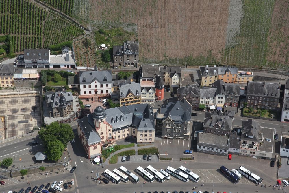 Luftaufnahme Bernkastel-Kues - Stadtansicht am Ufer des Flußverlaufes der Mosel in Bernkastel-Kues im Bundesland Rheinland-Pfalz, Deutschland