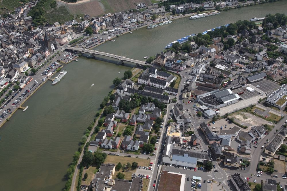 Bernkastel-Kues von oben - Stadtansicht am Ufer des Flußverlaufes der Mosel in Bernkastel-Kues im Bundesland Rheinland-Pfalz, Deutschland