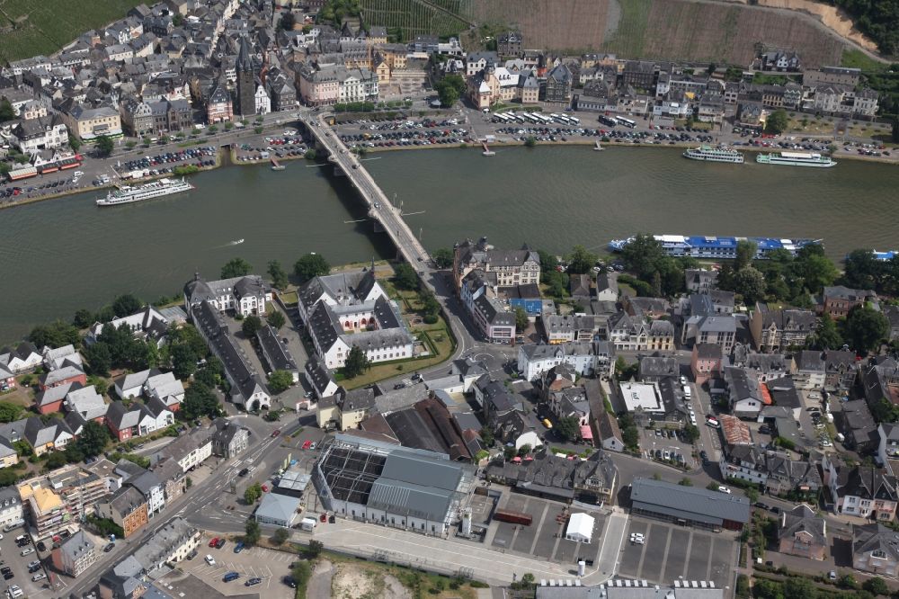 Luftbild Bernkastel-Kues - Stadtansicht am Ufer des Flußverlaufes der Mosel in Bernkastel-Kues im Bundesland Rheinland-Pfalz, Deutschland