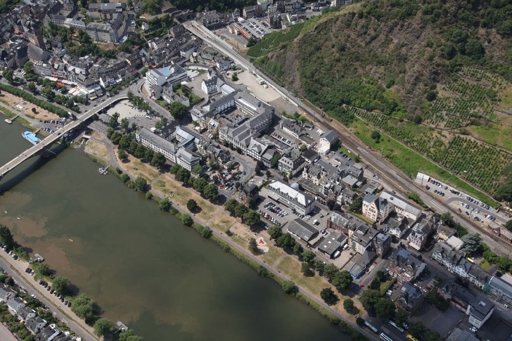 Luftaufnahme Cochem - Stadtansicht am Ufer des Flußverlaufes der Mosel in Cochem im Bundesland Rheinland-Pfalz, Deutschland