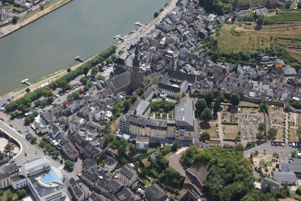 Cochem von oben - Stadtansicht am Ufer des Flußverlaufes der Mosel in Cochem im Bundesland Rheinland-Pfalz, Deutschland