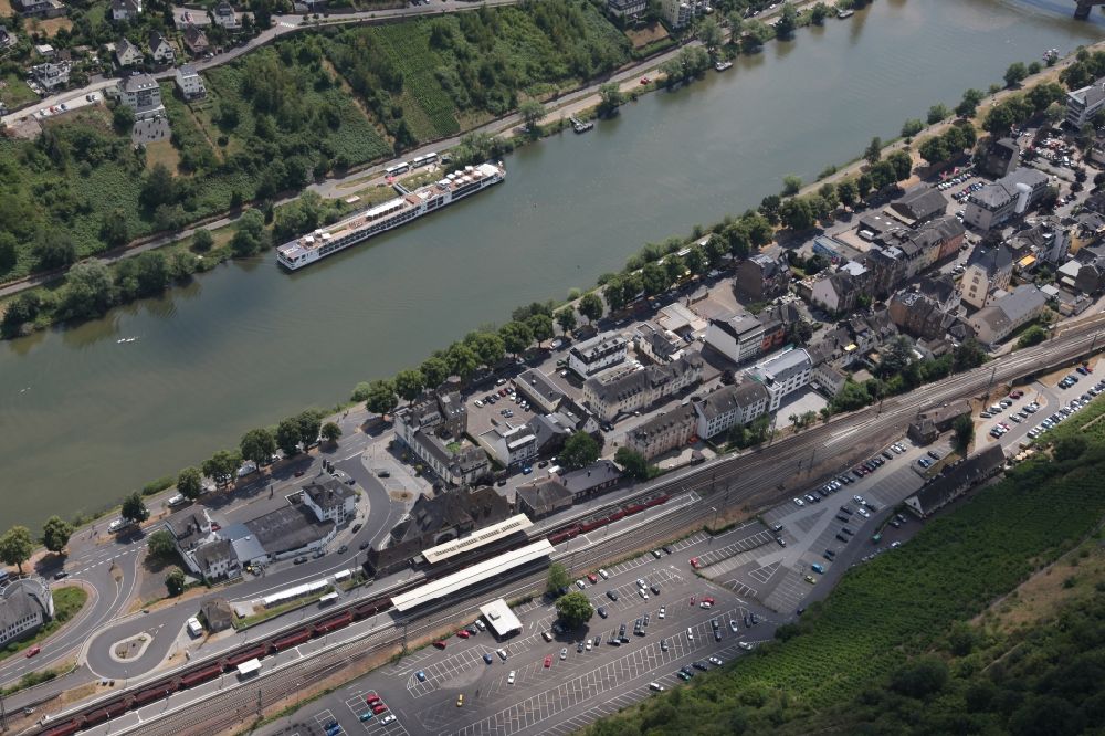 Cochem von oben - Stadtansicht am Ufer des Flußverlaufes der Mosel in Cochem im Bundesland Rheinland-Pfalz, Deutschland