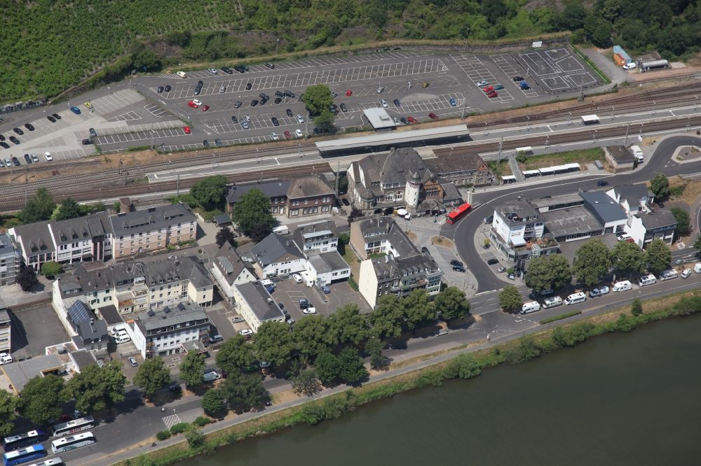Luftaufnahme Cochem - Stadtansicht am Ufer des Flußverlaufes der Mosel in Cochem im Bundesland Rheinland-Pfalz, Deutschland