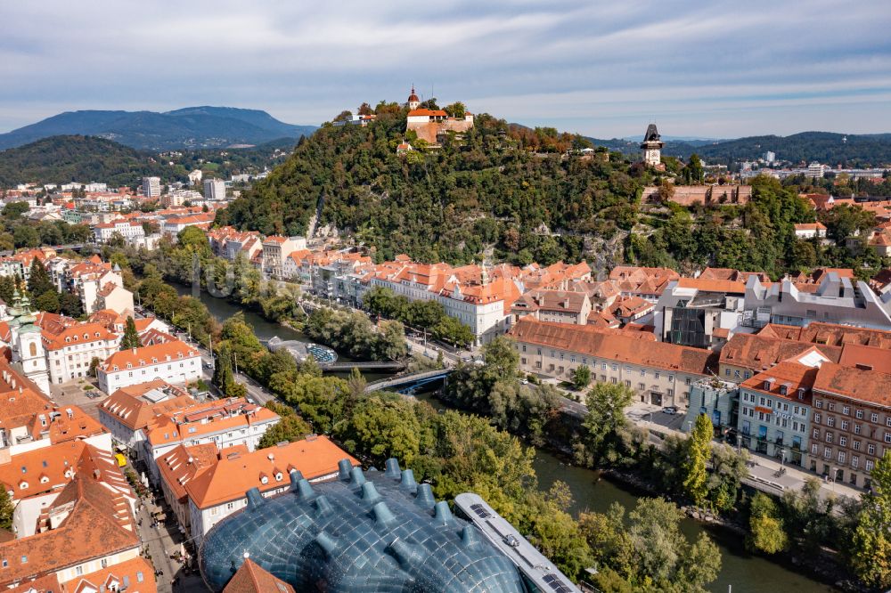 Graz aus der Vogelperspektive: Stadtansicht am Ufer des Flußverlaufes der Mur in Graz in Steiermark, Österreich