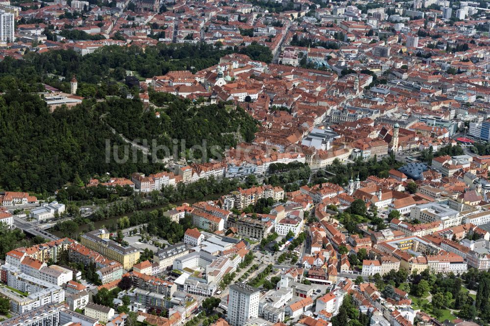 Luftaufnahme Graz - Stadtansicht am Ufer des Flußverlaufes der Mur in Graz in Steiermark, Österreich