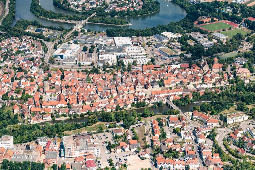 Luftaufnahme Besigheim - Stadtansicht am Ufer des Flußverlaufes des Neckar in Besigheim im Bundesland Baden-Württemberg, Deutschland