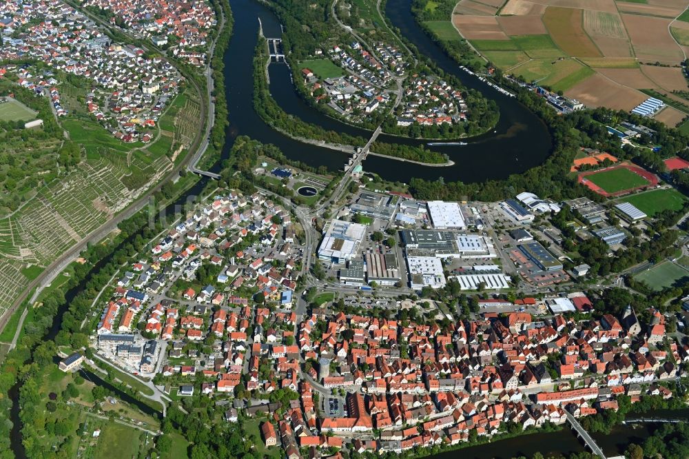 Besigheim aus der Vogelperspektive: Stadtansicht am Ufer des Flußverlaufes des Neckar in Besigheim im Bundesland Baden-Württemberg, Deutschland