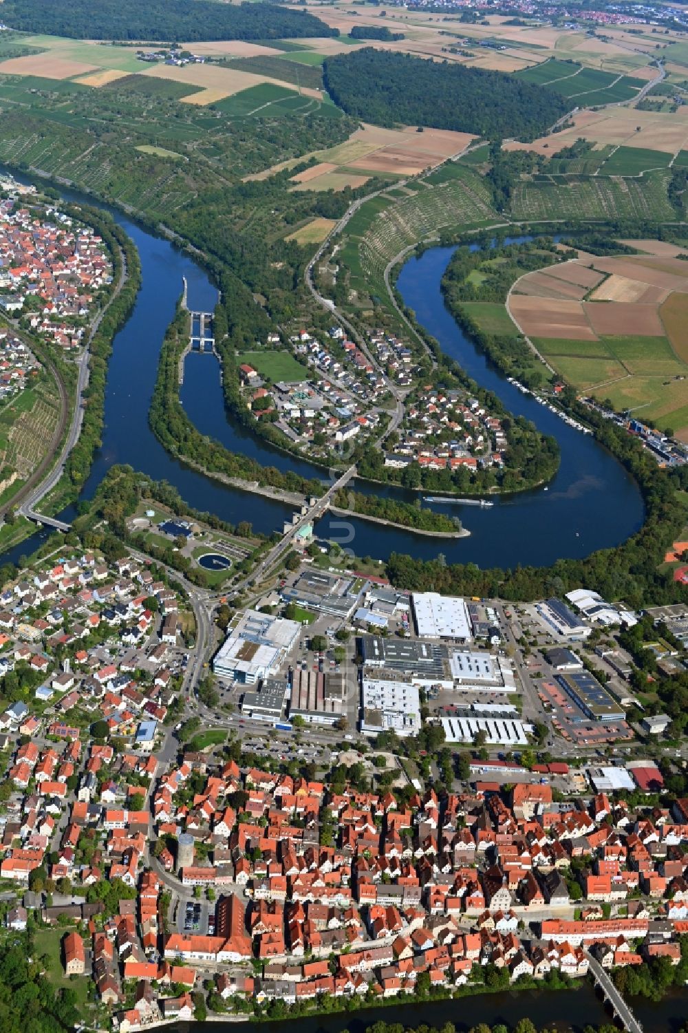Luftbild Besigheim - Stadtansicht am Ufer des Flußverlaufes des Neckar in Besigheim im Bundesland Baden-Württemberg, Deutschland