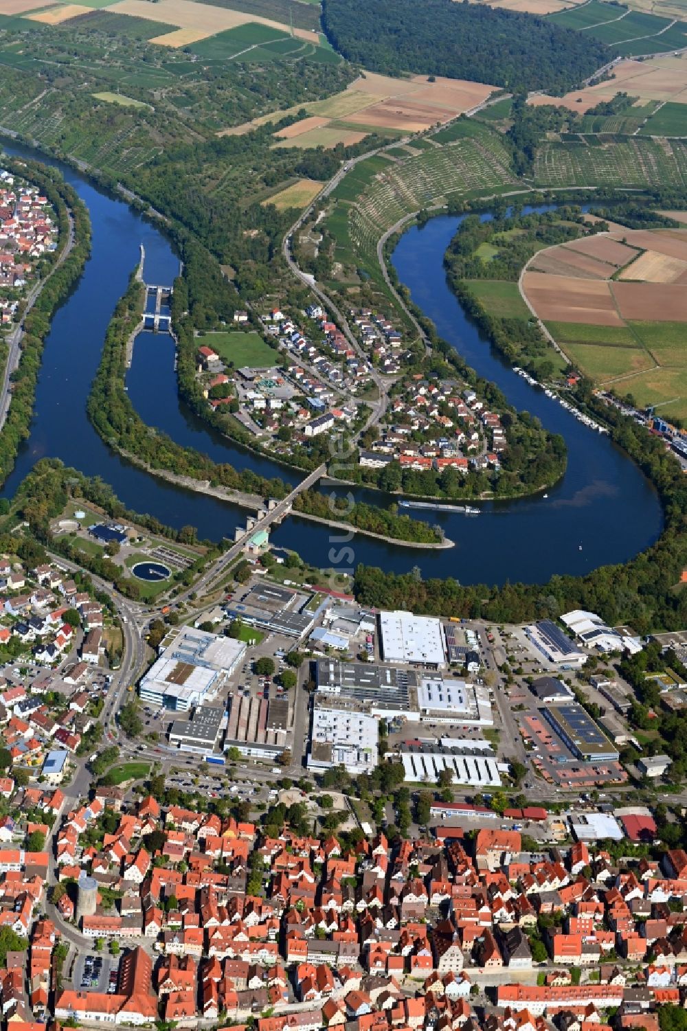 Luftaufnahme Besigheim - Stadtansicht am Ufer des Flußverlaufes des Neckar in Besigheim im Bundesland Baden-Württemberg, Deutschland