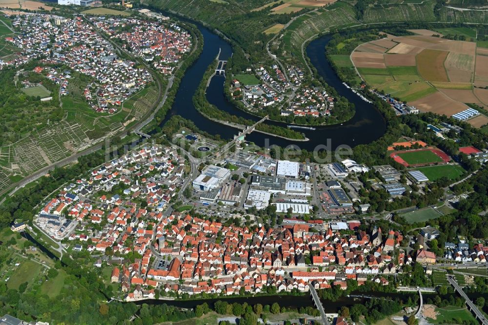 Besigheim von oben - Stadtansicht am Ufer des Flußverlaufes des Neckar in Besigheim im Bundesland Baden-Württemberg, Deutschland