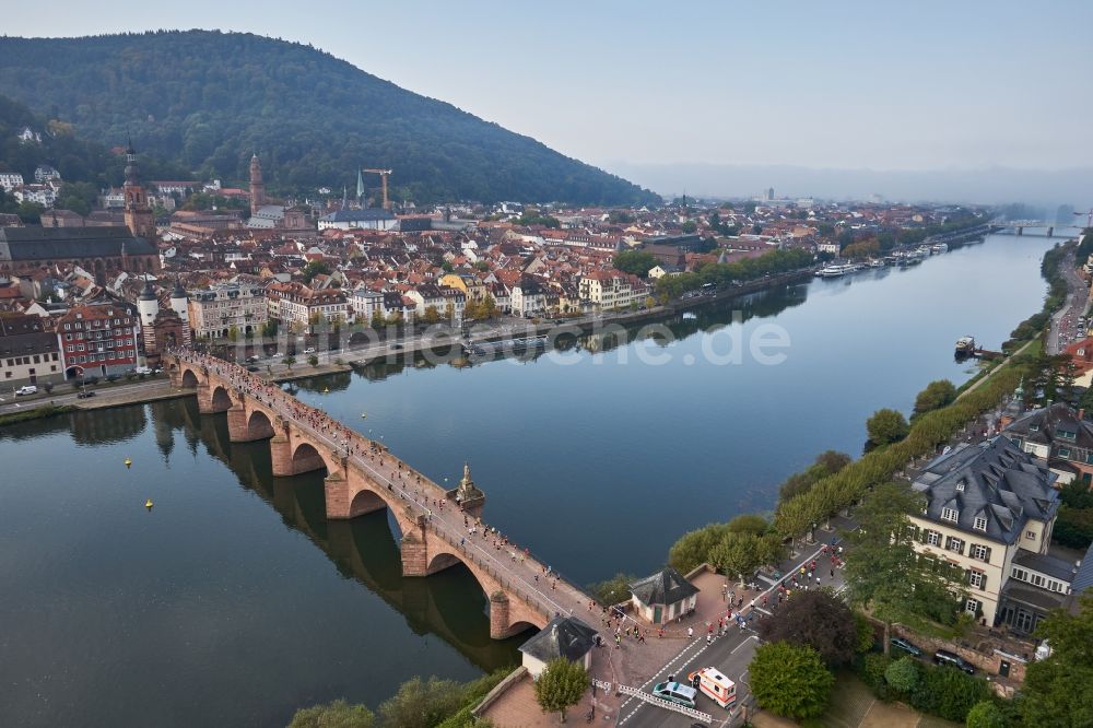 Luftbild Heidelberg - Stadtansicht am Ufer des Flußverlaufes des Neckar in Heidelberg im Bundesland Baden-Württemberg, Deutschland