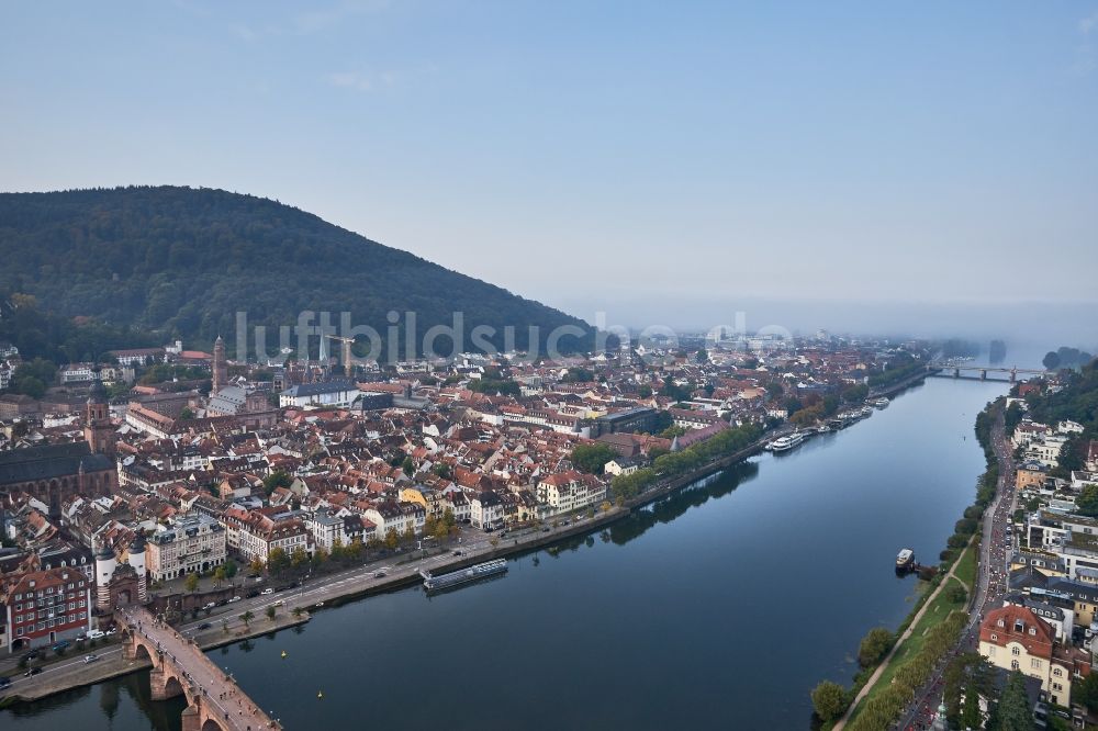 Luftaufnahme Heidelberg - Stadtansicht am Ufer des Flußverlaufes des Neckar in Heidelberg im Bundesland Baden-Württemberg, Deutschland