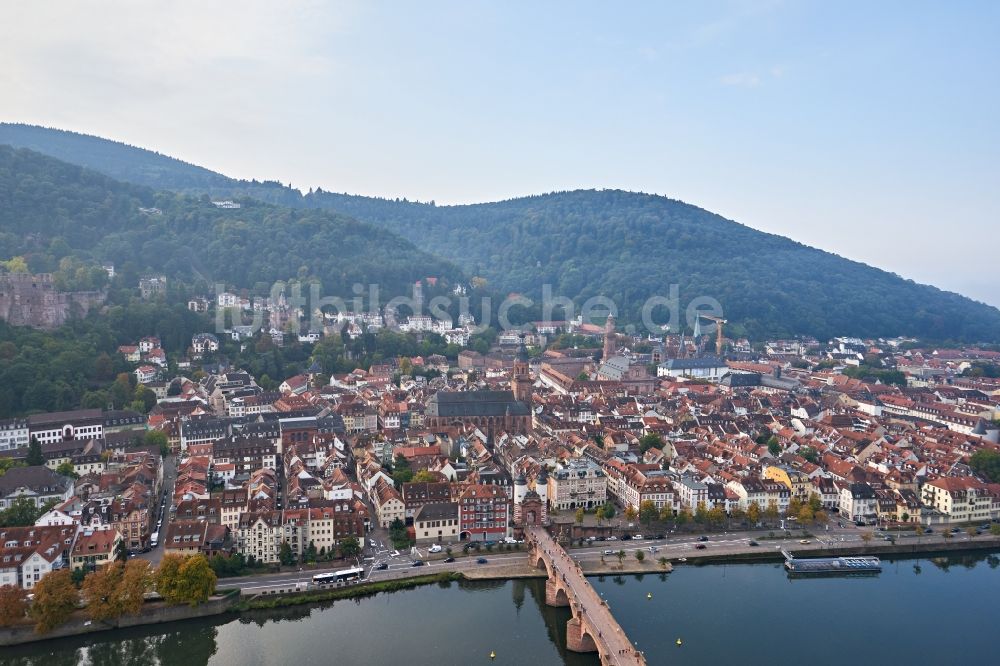 Heidelberg von oben - Stadtansicht am Ufer des Flußverlaufes des Neckar in Heidelberg im Bundesland Baden-Württemberg, Deutschland