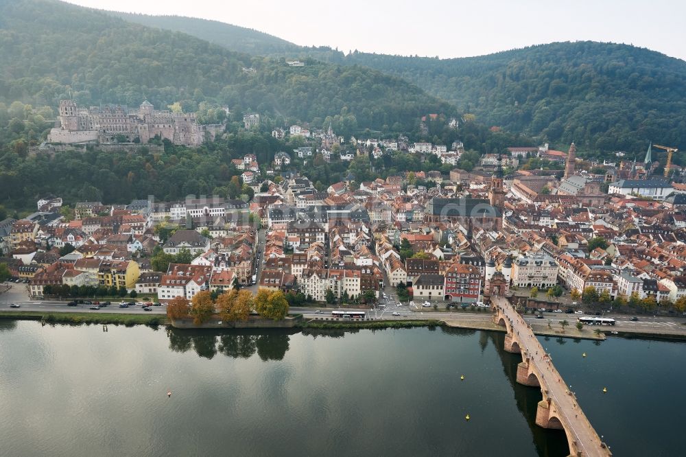 Heidelberg aus der Vogelperspektive: Stadtansicht am Ufer des Flußverlaufes des Neckar in Heidelberg im Bundesland Baden-Württemberg, Deutschland