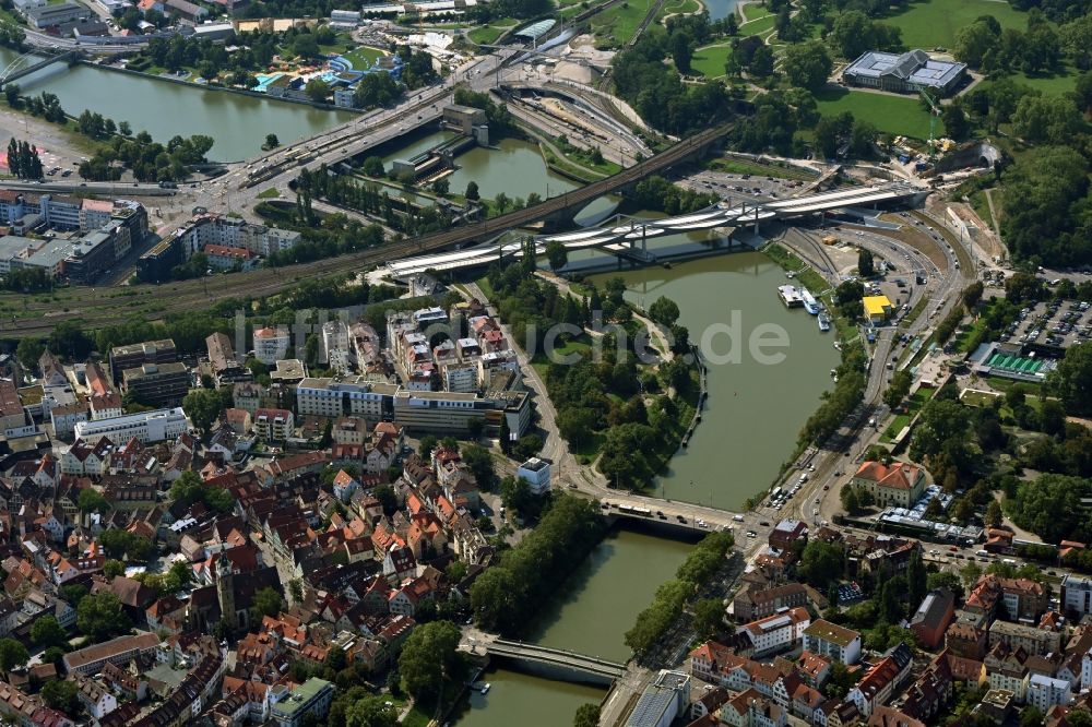 Stuttgart aus der Vogelperspektive: Stadtansicht am Ufer des Flußverlaufes Neckar in Stuttgart im Bundesland Baden-Württemberg, Deutschland