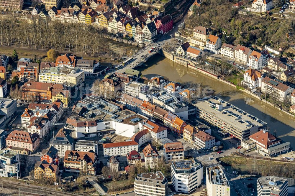 Tübingen aus der Vogelperspektive: Stadtansicht am Ufer des Flußverlaufes des Neckar in Tübingen im Bundesland Baden-Württemberg, Deutschland