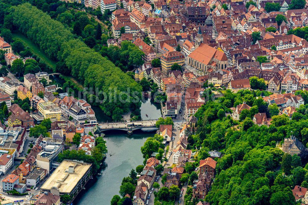 Luftbild Tübingen - Stadtansicht am Ufer des Flußverlaufes des Neckar in Tübingen im Bundesland Baden-Württemberg, Deutschland
